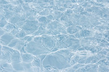 Güneşli arka planda yüzme havuzu