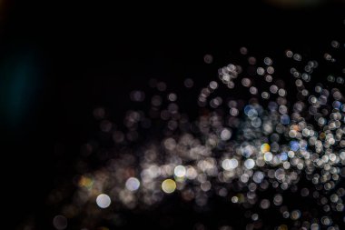 Renkli bulanık bokeh siyah arkaplan üzerine odaklanamadı