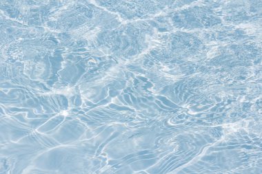 Güneşli arka planda yüzme havuzu