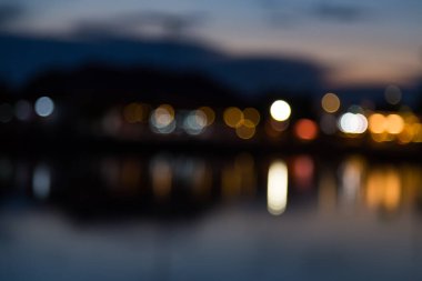 Yansıma arkaplanı ile çok renkli ışıklar bokeh