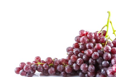 Beyaz zemin üzerinde su damlası olan taze kırmızı üzüm.