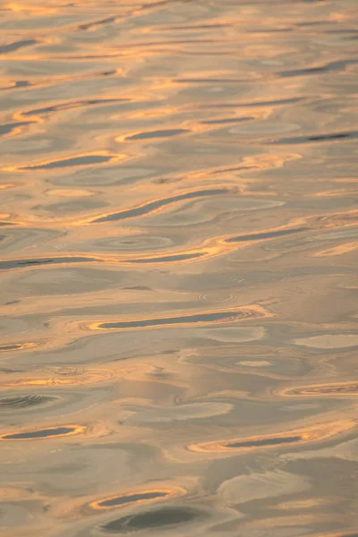 Όμορφο Ηλιοβασίλεμα Μοτίβο Κυμάτων Νερού Ωραία Αρμονική Δομή Και Αντανακλάσεις — Φωτογραφία Αρχείου