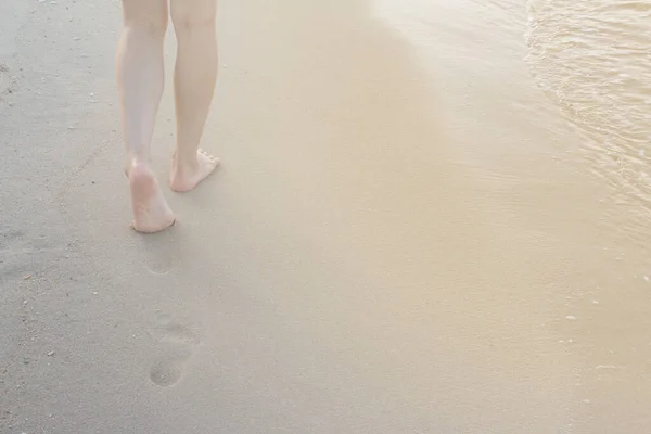 Mulher Andando Sozinha Praia Deixando Pegadas Fundo Areia — Fotografia de Stock