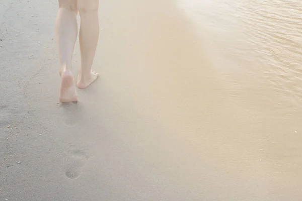 Mulher Andando Sozinha Praia Deixando Pegadas Fundo Areia — Fotografia de Stock