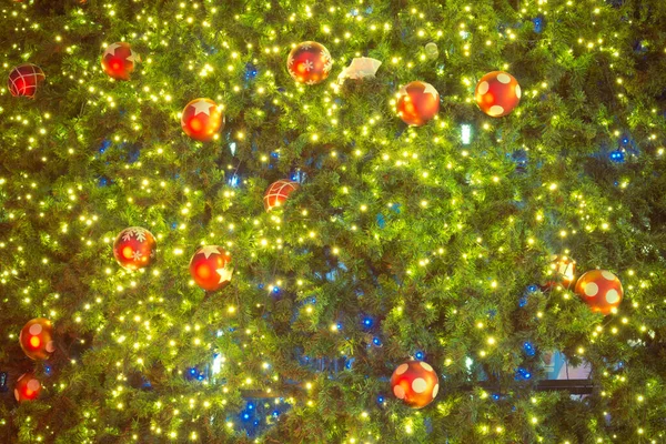 Διακοσμητικές Μπάλες Χριστουγέννων Και Χριστουγεννιάτικο Δέντρο Φως Φόντο — Φωτογραφία Αρχείου