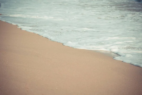 Kumsalın Arka Planında Yumuşak Köpük Dalgası Deniz — Stok fotoğraf