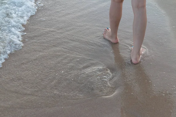 Žena Kráčí Sám Písečné Pláži Zanechává Stopy Písku Pozadí — Stock fotografie