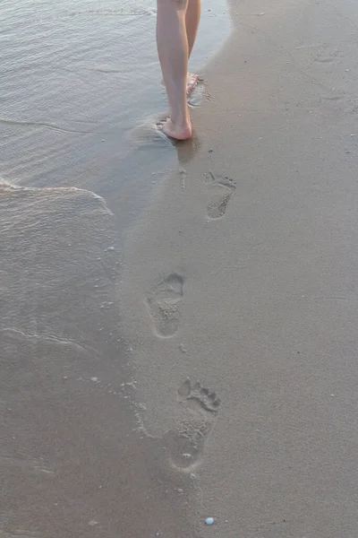 Kumsalda Tek Başına Yürüyen Bir Kadın Kumların Arkasında Ayak Izleri — Stok fotoğraf