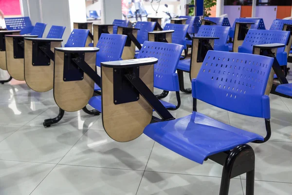 Столы Синие Стулья Пустом Фоне Класса — стоковое фото
