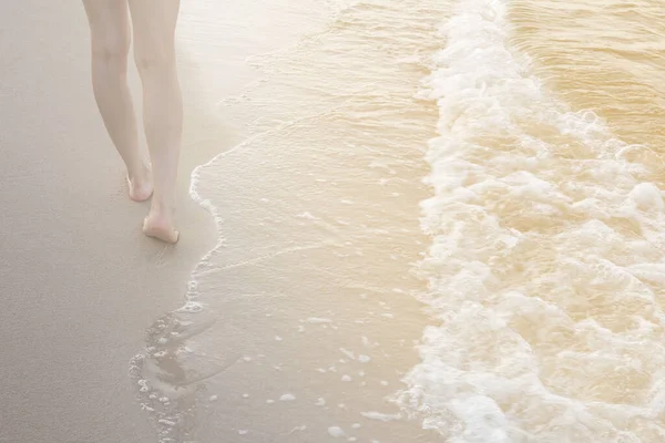 Mujer Caminando Sola Playa Arena Dejando Huellas Fondo Arena — Foto de Stock