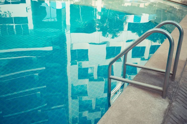 Pegue Barras Escada Fundo Piscina Azul — Fotografia de Stock