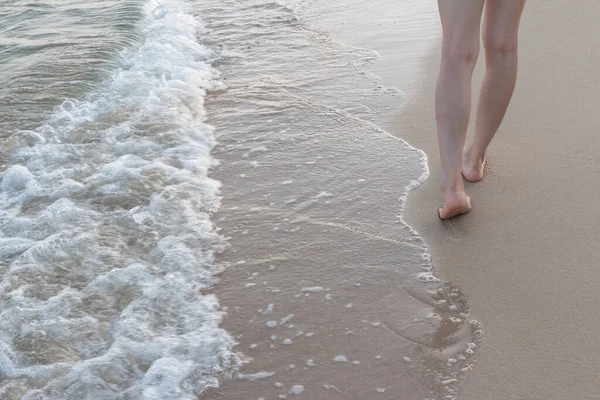 Woman Walking Alone Sand Beach Leaving Footprints Sand Background — Stock Photo, Image
