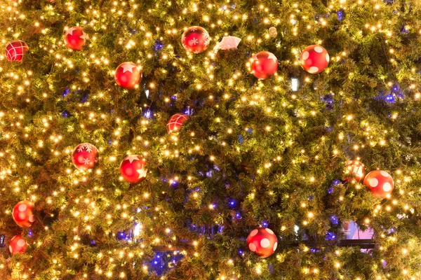 光の背景を持つ装飾的なクリスマスボールとクリスマスツリー — ストック写真