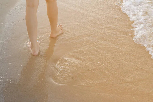 Woman Walking Alone Sand Beach Leaving Footprints Sand Background — Stock Photo, Image