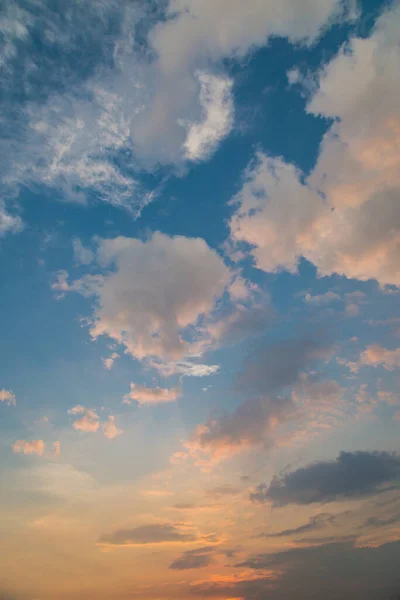 Gün batımından önce gökyüzü ve bulutlar
