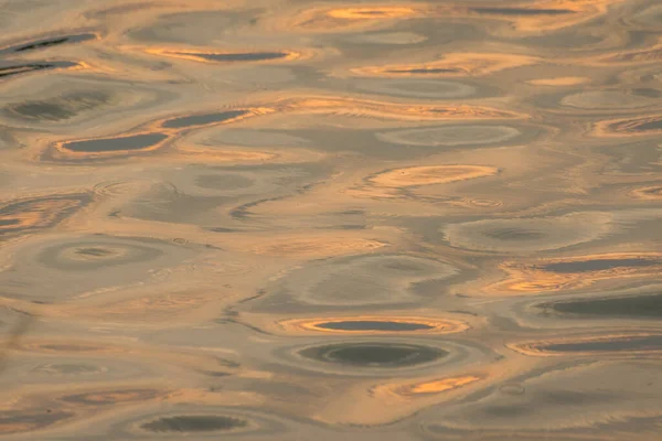 Όμορφο Ηλιοβασίλεμα Μοτίβο Κυμάτων Νερού Ωραία Αρμονική Δομή Και Αντανακλάσεις — Φωτογραφία Αρχείου