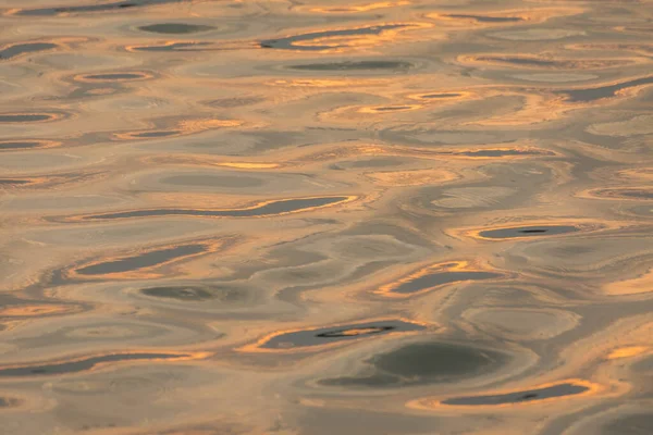 Schöne Wasserwellenmuster Sonnenuntergang Mit Schöner Harmonischer Struktur Und Reflexionen Hintergrund — Stockfoto