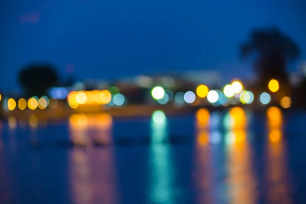 Krásné Město Rozmazané Světla Efektem Bokeh Projeví Vodní Pozadí — Stock fotografie