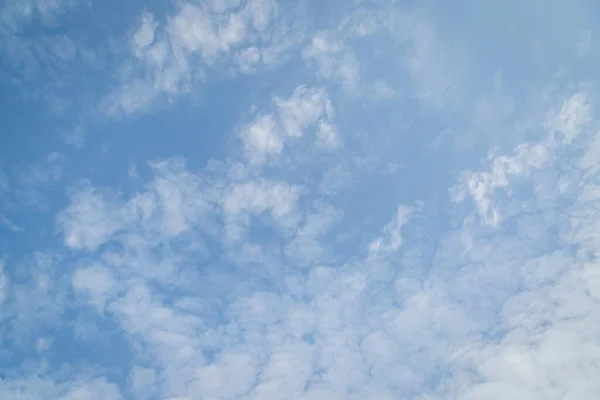 Felhők Kék Hátterében — Stock Fotó