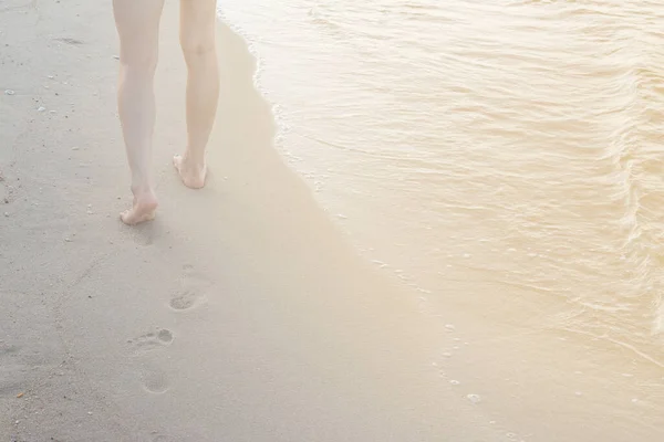 Mulher Andando Sozinha Praia Deixando Pegadas Fundo Areia — Fotografia de Stock