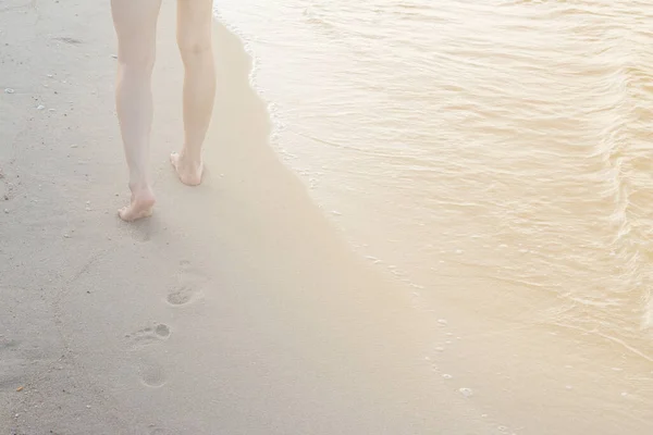 Femme Marchant Seule Sur Plage Sable Laissant Des Empreintes Dans — Photo