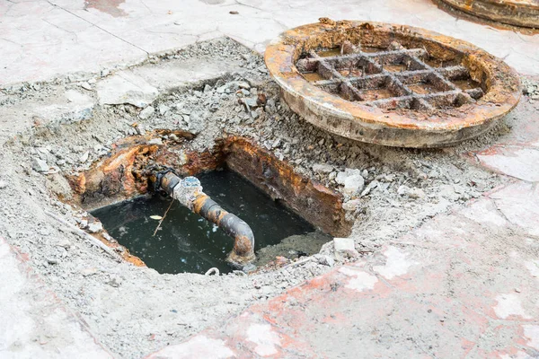 Rögar kapağını aç ve yol arkaplanını onar ve değiştir