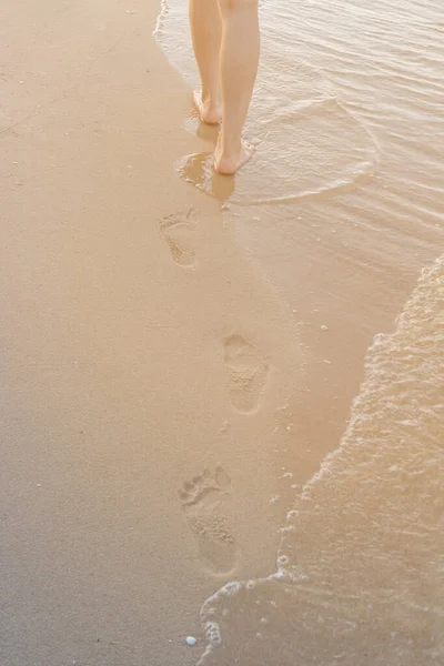 Kumsalda Tek Başına Yürüyen Bir Kadın Kumların Arkasında Ayak Izleri — Stok fotoğraf