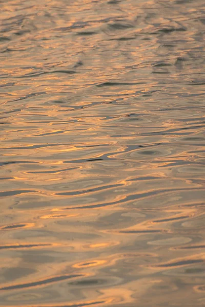 Schöne Wasserwellenmuster Sonnenuntergang Mit Schöner Harmonischer Struktur Und Reflexionen Hintergrund — Stockfoto