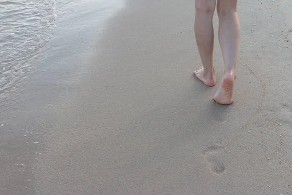 Mujer Caminando Sola Playa Arena Dejando Huellas Fondo Arena — Foto de Stock