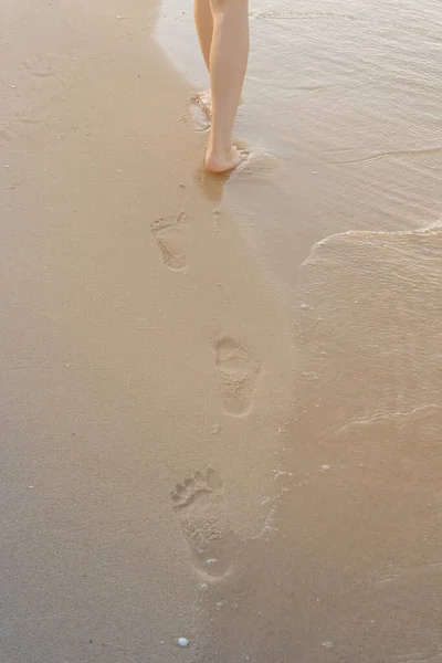 Woman Walking Alone Sand Beach Leaving Footprints Sand Background — Stock Photo, Image