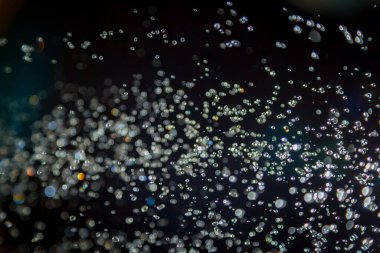 Renkli bulanık bokeh siyah arkaplan üzerine odaklanamadı