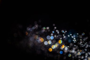 Renkli bulanık bokeh siyah arkaplan üzerine odaklanamadı