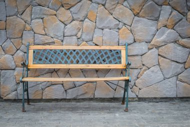 Taş duvar arka plan ile antika ahşap sandalye