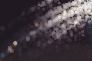 Renkli bulanık bokeh siyah arkaplan üzerine odaklanamadı