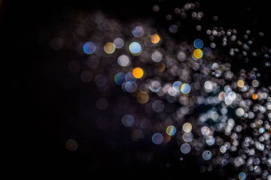 Renkli bulanık bokeh siyah arkaplan üzerine odaklanamadı
