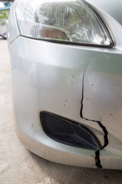 Arabanın ön tamponunda kaza sonucu hasar var.
