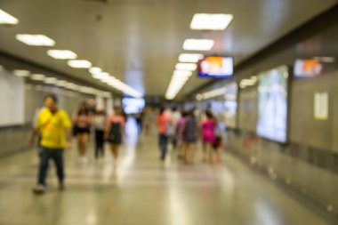 Metroda bulanık insanlar var.