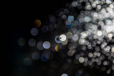 Eskitilmiş bulanık bokeh siyah arkaplana odaklanamadı