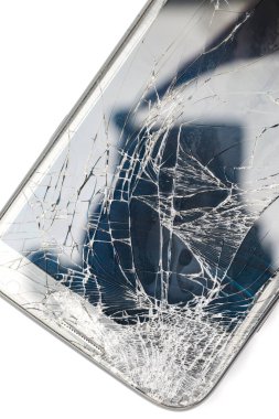 Beyaz arkaplanda izole edilmiş kırık ekran akıllı telefonu kapat