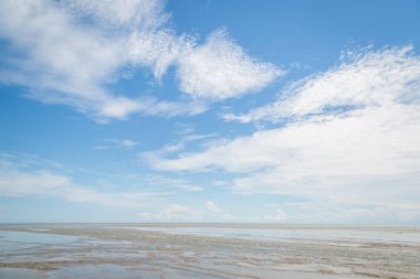 Kum mavisi gökyüzü ve bulutlar arka plan