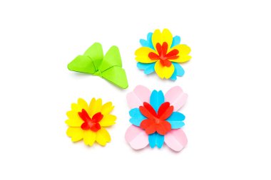 Beyaz arka plan üzerinde izole kağıt çiçek
