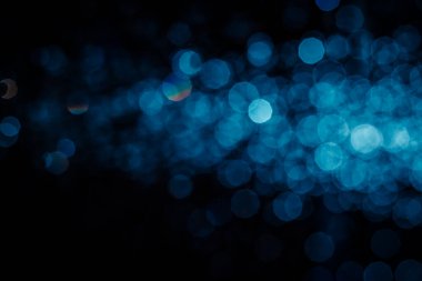 Siyah arkaplanda soyut mavi bokeh dokusu