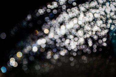 Renkli bulanık bokeh siyah arkaplan üzerine odaklanamadı