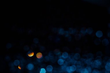 Siyah arkaplanda soyut mavi bokeh dokusu