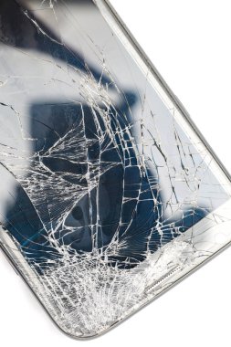 Beyaz arkaplanda izole edilmiş kırık ekran akıllı telefonu kapat