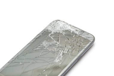 Beyaz arkaplanda izole edilmiş kırık ekran akıllı telefonu kapat