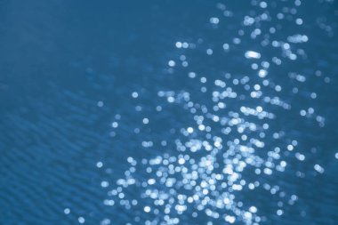 Arka plan için bokeh kullanıma sahip mavi su