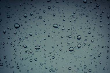 Cam zemin üzerinde su damlaları