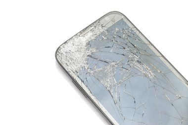 Beyaz arkaplanda izole edilmiş kırık ekran akıllı telefonu kapat