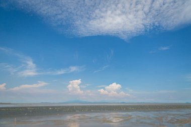 Kum mavisi gökyüzü ve bulutlar arka plan